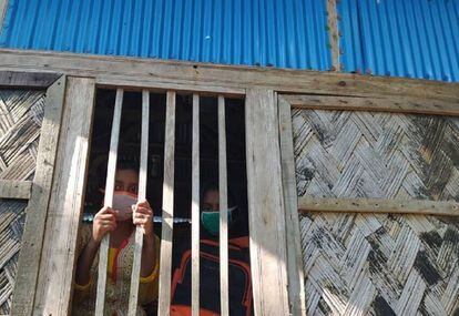 Unas niñas permanecen en su casa durante el confinamiento por la Covid-19 en Bangladés.