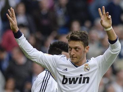 Özil celebra uno de los goles ante el Betis.