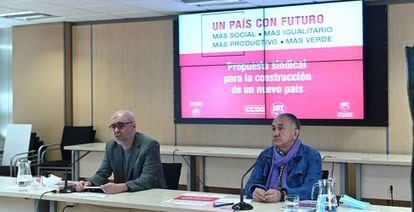 Los secretarios generales de CCOO, Unai Sordo (izquierda), y UGT, Pepe Álvarez durante la rueda de prensa de hoy.
