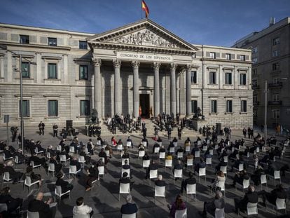 Acto institucional celebrado con motivo del 43º aniversario de la Constitución a las puertas del Congreso de los Diputados, este lunes en Madrid.