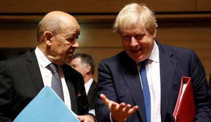 El ministro Asuntos Exteriores francés, Jean-Yves Le Drian (izq.), y su homólogo británico, Boris Johnson, en Luxemburgo este lunes. 