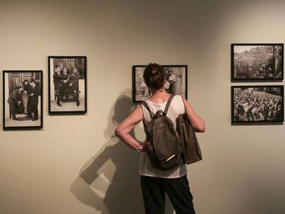 Una mujer observa una fotografía en la exposición 'Un impulso extraño' de la Casa Árabe.