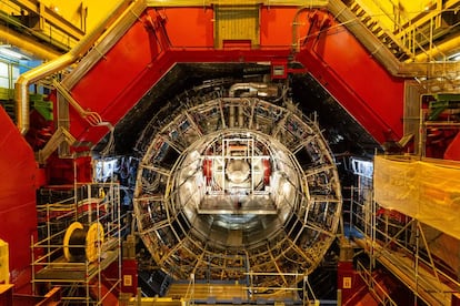 Sección del acelerador de partículas del CERN en Meyrin, Suiza, que con más de 27 km de circunferencia es la máquina más grande jamás construida por el ser humano.
