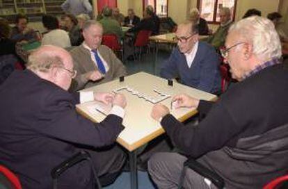 Jubilados juegan al dominó en un centro para la Tercera Edad.