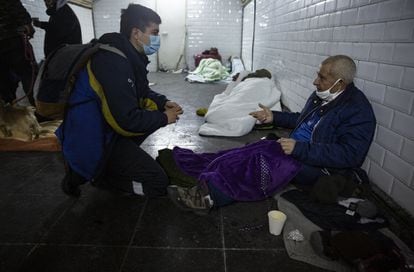 Una trabajadora del Samur Social conversa con una de las personas sin techo refugiadas en la Estación del Arte.