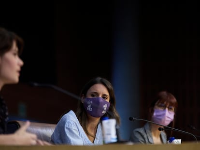 Irene Montero escucha la intervención de Isa Serra este sábado en Rivas-Vaciamadrid.