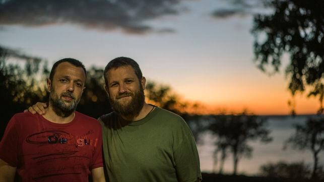 David Beriain (derecha) y Roberto Fraile, asesinados el 27 de abril en Burkina Faso mientras grababan un documental sobre la lucha contra la caza furtiva. Imagen de 2016 cedida por la familia de Beriain.