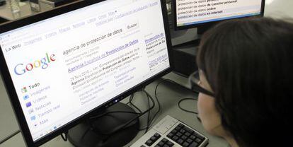 Una joven usa Google para buscar datos sobre la agencia de protección de dato.