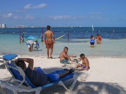 Unos niños juegan en la playa durante un periodo vacaional, en Cancún, Estado de Quintana Roo, el 9 de diciembre de 2022.
