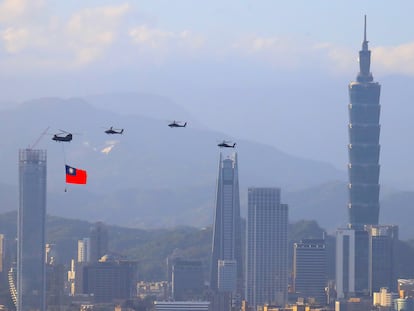 Helicópteros militares taiwaneses transportan una bandera nacional durante los ensayos del desfile por el día nacional el próximo día 10.