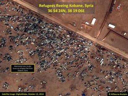 Coches abandonados en la frontera con Turquía en la zona de Kobane, en una imagen de satélite del octubre de 2015.