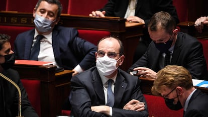 El primer ministro francés, Jean Castex, en el centro, ayer durante la sesión de la Asamblea Nacional, en París.