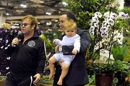 El cantante británico Elton John junto a su marido, David Furnish y su hijo, Zachary, en Singapur, el 18 de noviembre de 2011