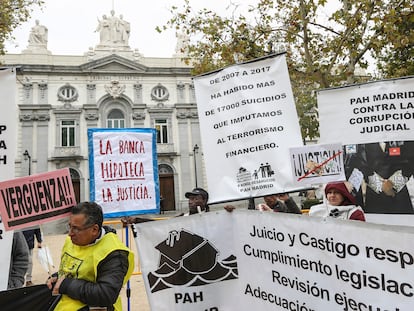 Protesta de la Plataforma de Afectados por las Hipotecas ante el Tribunal Supremo.