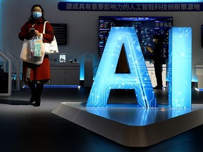 Una mujer camina por el área de exposición de inteligencia artificial de la Conferencia Mundial de Fabricación 2021 en Hefei, China, el 19 de noviembre de 2021.