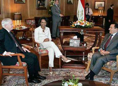 Robert Gates, Condoleezza Rice y Hosni Mubarak, ayer en Sharm el Sheik (Egipto).