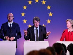 El presidente del Consejo Europeo, Charles Michel; el del Parlamento, David Sassoli, y la presidenta de la Comisión, Ursula von der Leyen, durante una rueda de prensa en Bruselas.