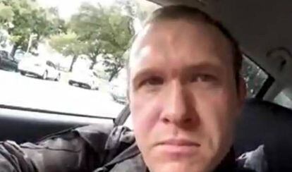 Brenton Tarrant, en el vídeo que graba antes de entrar a la mezquita Al Noor de Christchurch (Nueva Zelanda) para iniciar la matanza.
