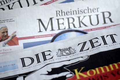 En primer término, la cabecera del diario alemán <b><i>Die Zeit (El Tiempo).</b></i>