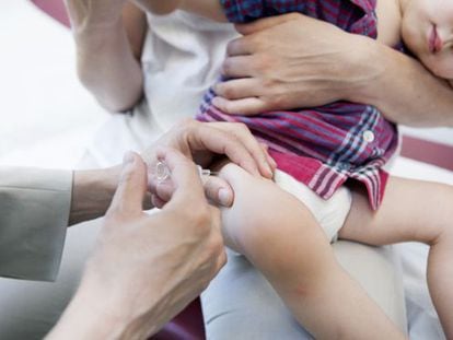 Un médico suministra una vacuna a un bebé