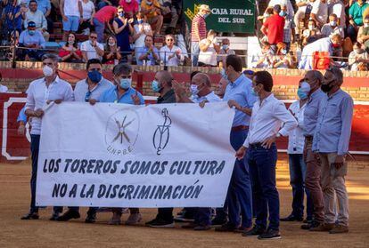 Manifestación de toreros en la plaza de toros de Huelva.