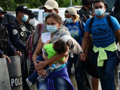 Migrantes hondureños este viernes en el puesto fronterizo de Agua Caliente, entre Honduras y Guatemala.