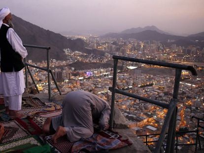 Dos musulmanes rezan en la ciudad saud&iacute; de La Meca, el pasado 16 de enero.
