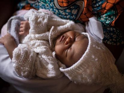 Un bebé nacido en República Centroafricana recibe una vacuna en mayo de 2018.