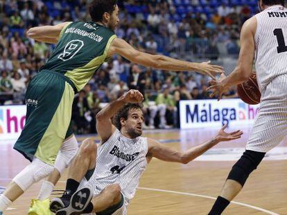 Roger Grimau pasa el balón desde el suelo