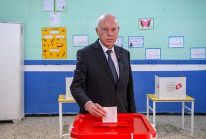 El presidente de Túnez, Kais Said, votó en las elecciones legislativas, el 17 de diciembre en Túnez.