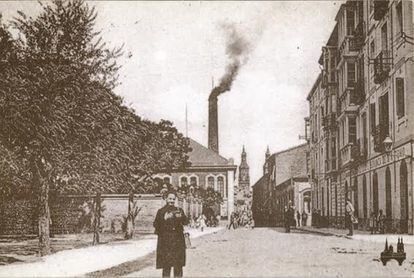 Postal de Logroño, con la fábrica de tabacos al fondo, en una postal de finales del siglo XIX o principios del XX.