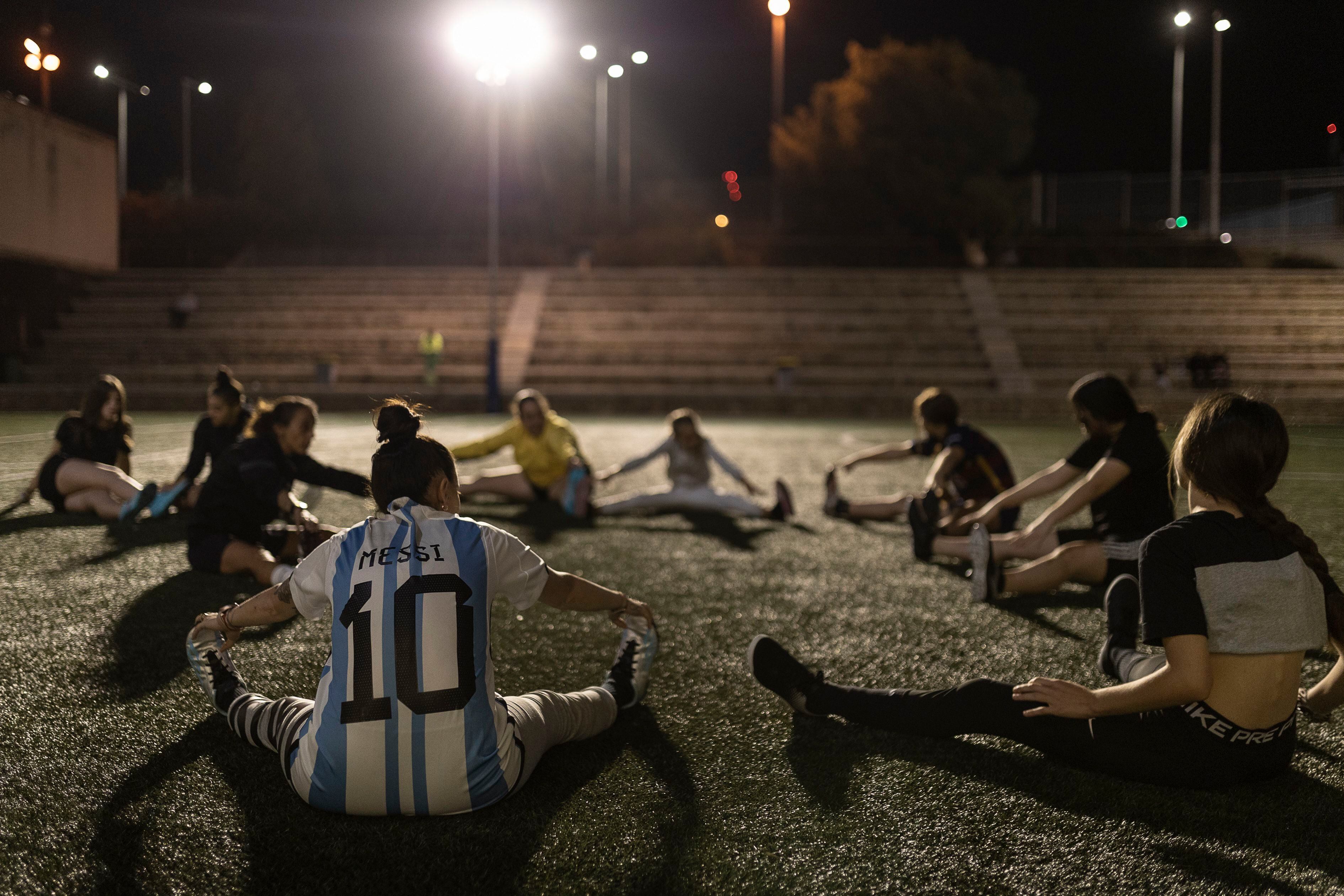 Entrenamiento del equipo de fútbol femenino del CF Tramontana en el barrio de la Mina.