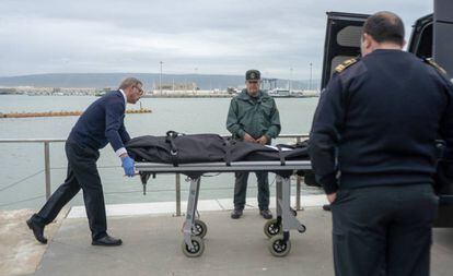 Uno de los cadáveres del naufragio en Barbate.