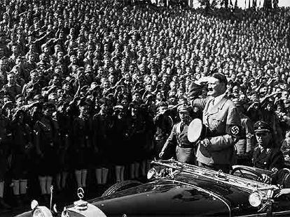 Adolf Hitler saluda a las juventudes del partido nazi en Núremberg, en 1933.