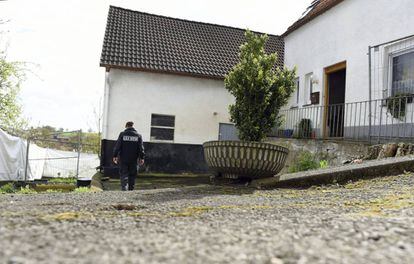 Un miembro de la Oficina de Investigación Criminal Regional de Renania del Norte-Westfalia inspecciona la casa de una pareja presuntamente responsable de varios crímenes en Höxter, Alemania.