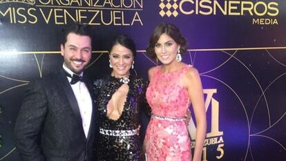 De izqda. a dcha. el dentista Víctor Sánchez, la actriz y primera finalista del Miss Venezuela 1999 Norkys Batista, y la Miss Universo 2013 Gabriela Isler, durante la fiesta de Miss Venezuela 2015.