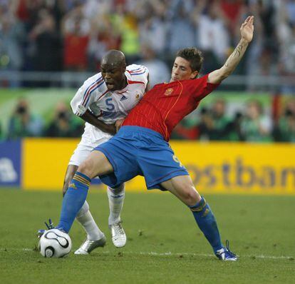 27 de junio de 2006. Fernando Torres pelea con William Gallas en el España (1)-Francia (3) de octavos de final de la Copa del Mundo de Alemania.