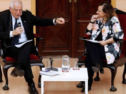 El ministro de Exteriores,Josep Borrell, y la alta comisionada para la Agenda 2030, Cristina Gallach, en una reunión con jóvenes sobre el futuro de Europa, este miércoles en Madrid.