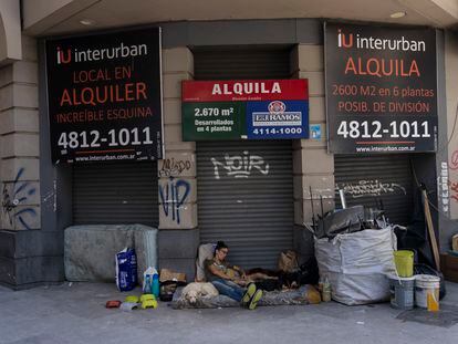 Una mujer sin hogar descansa bajo letreros de inmuebles en renta, el viernes en Buenos Aires. El Gobierno de Alberto Fernández logró un acuerdo con el FMI para refinanciar la deuda de más de 40.000 millones de dólares.