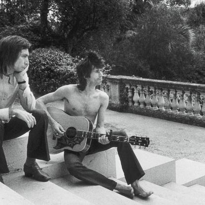 Charlie Watts (à gauche) et Keith Richards (à droite), sur les marches de la terrasse face à la baie de Villefranche-sur-Mer, 1971.