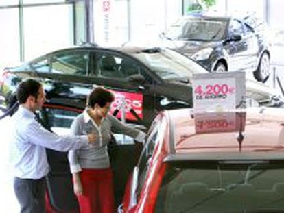 Compradores de veh&iacute;culos en un concesionario de coches. 