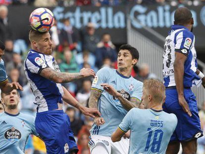 Albentosa remata de cabeza en el gol del Deportivo en Balaídos.