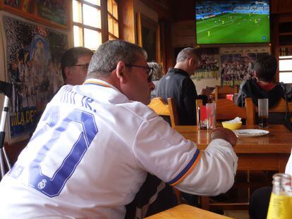José Luis Moreno Palomo, uno de los clientes más fieles del bar Los Ángeles, con la camiseta de Vinicius, el delantero del Real Madrid.