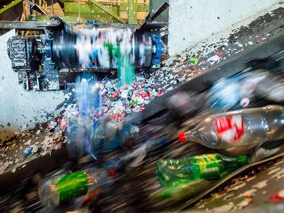 Botellas de plástico en una planta de reciclado de Noruega.