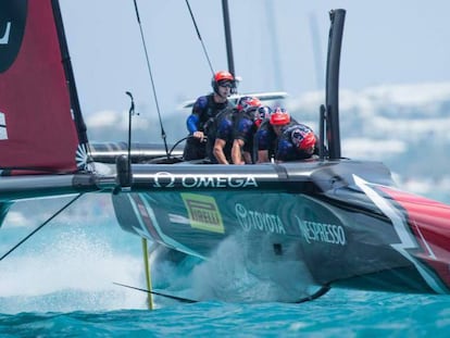 Los ciclistas de Nueva Zelanda pedalean en el catamarán durante una de las competiciones.