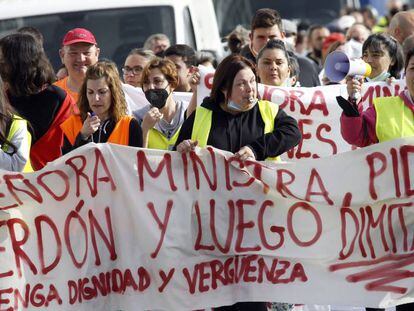 Los transportistas de la comarca de Ferrolterra llevaron a cabo este domingo una manifestación por las subidas de los carburantes y anunciaron que mañana harán de nuevo una marcha con los vehículos.