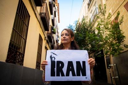 Sara Sangsefidi, una iraní conversa al cristianismo, sujetaba un cartel con una ilustración de la artista Marjane Satrapi, el sábado en Madrid.