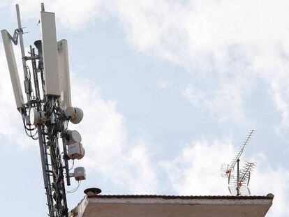 Antena de telefonía móvil en una zona rural. 