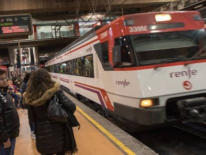 Usuarios de la red de Cercanías en Madrid.