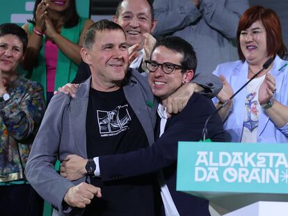 El candidato de EH Bildu a las elecciones, Pello Otxandiano (derecha), y el coordinador general del partido, Arnaldo Otegi, celebran este domingo los resultados electorales en el mercado del Ensanche en Bilbao.